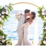 Brautpaar unter Traubogen bei Hochzeit in Kroatien in Split