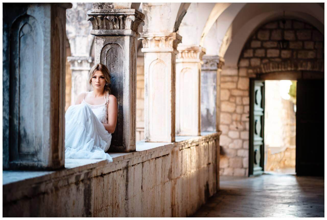 Braut im Kunstpalast bei Hochzeit in Kroatien in Split