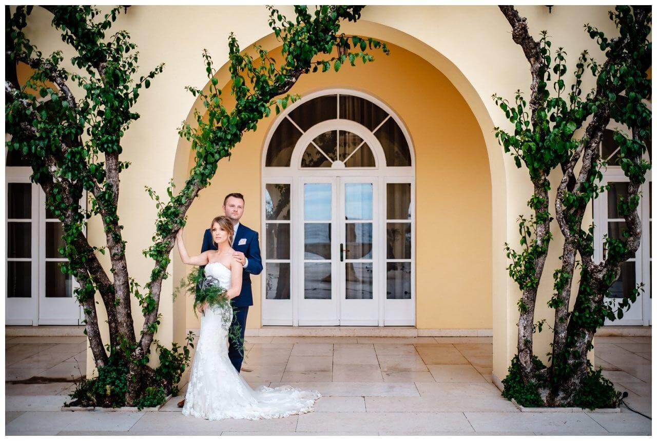 Brautpaar vor Hochzeitslocation bei Hochzeit in Kroatien in Split