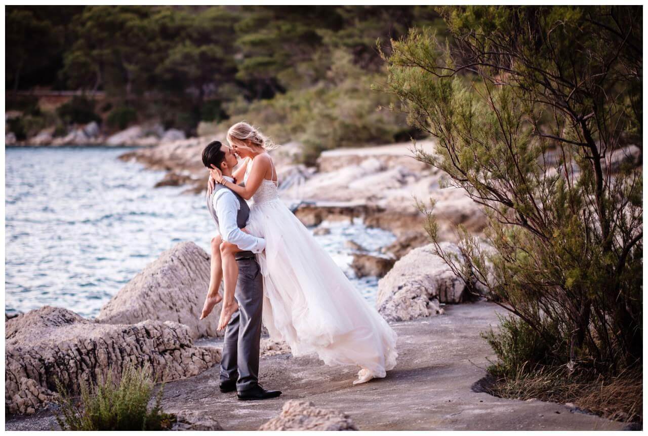 Brautpaar an Küste bei Hochzeit in Kroatien in Dalmatien