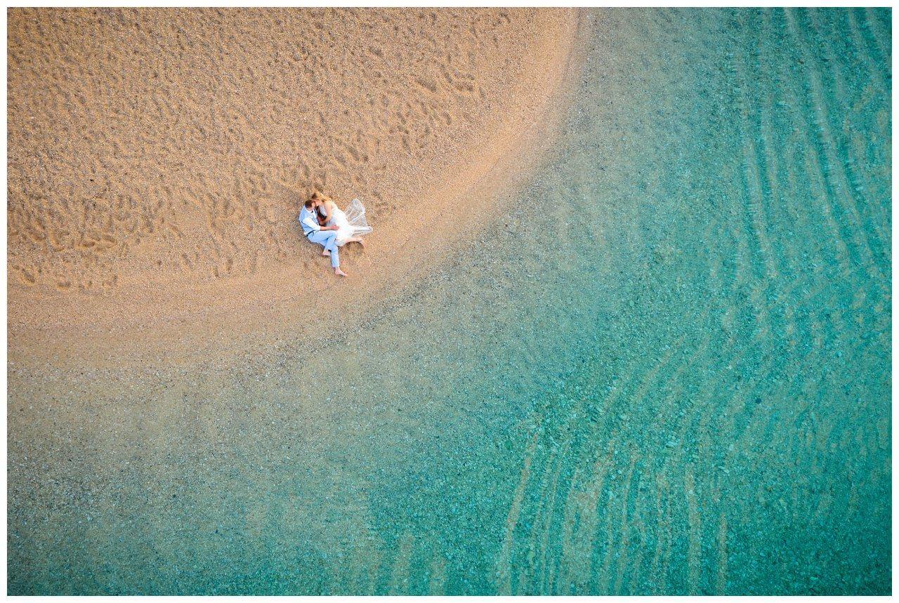 Brautpaar am Strand bei Hochzeit in Kroatien in Dalmatien