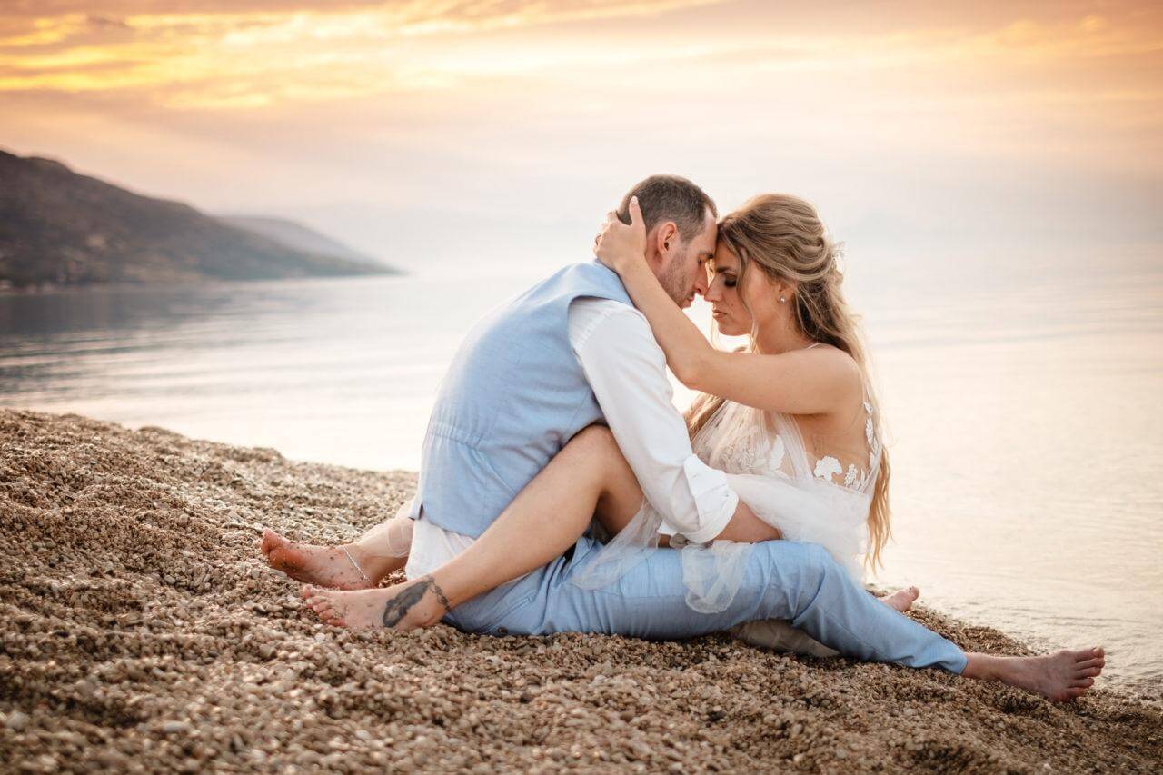 Brautpar am Strand bei Hochzeit in Kroatie in Splitn