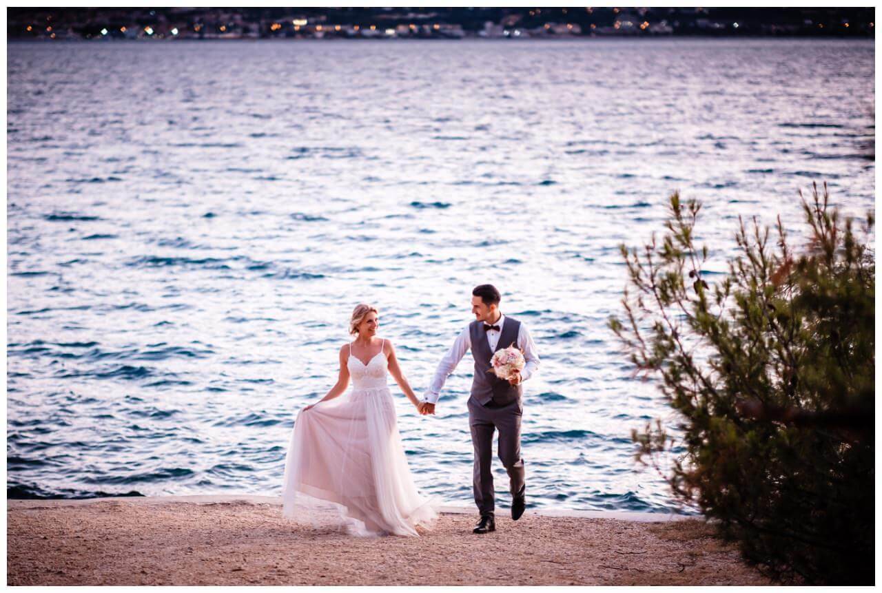 Hochzeitsbilder in Kroatien im Sonnenaufgang an der Felsenküste am Strand