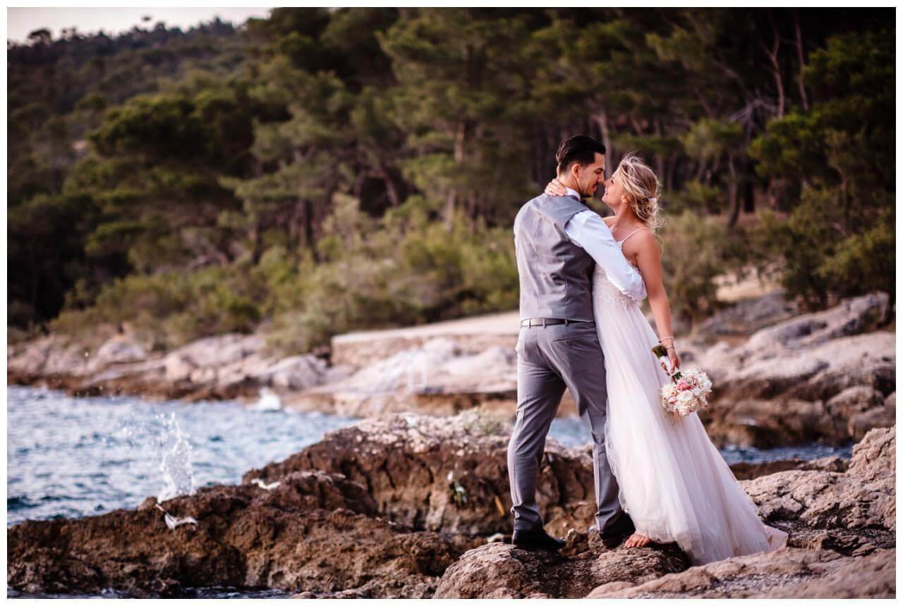 Hochzeitsbilder in Kroatien im Sonnenaufgang an der Felsenküste