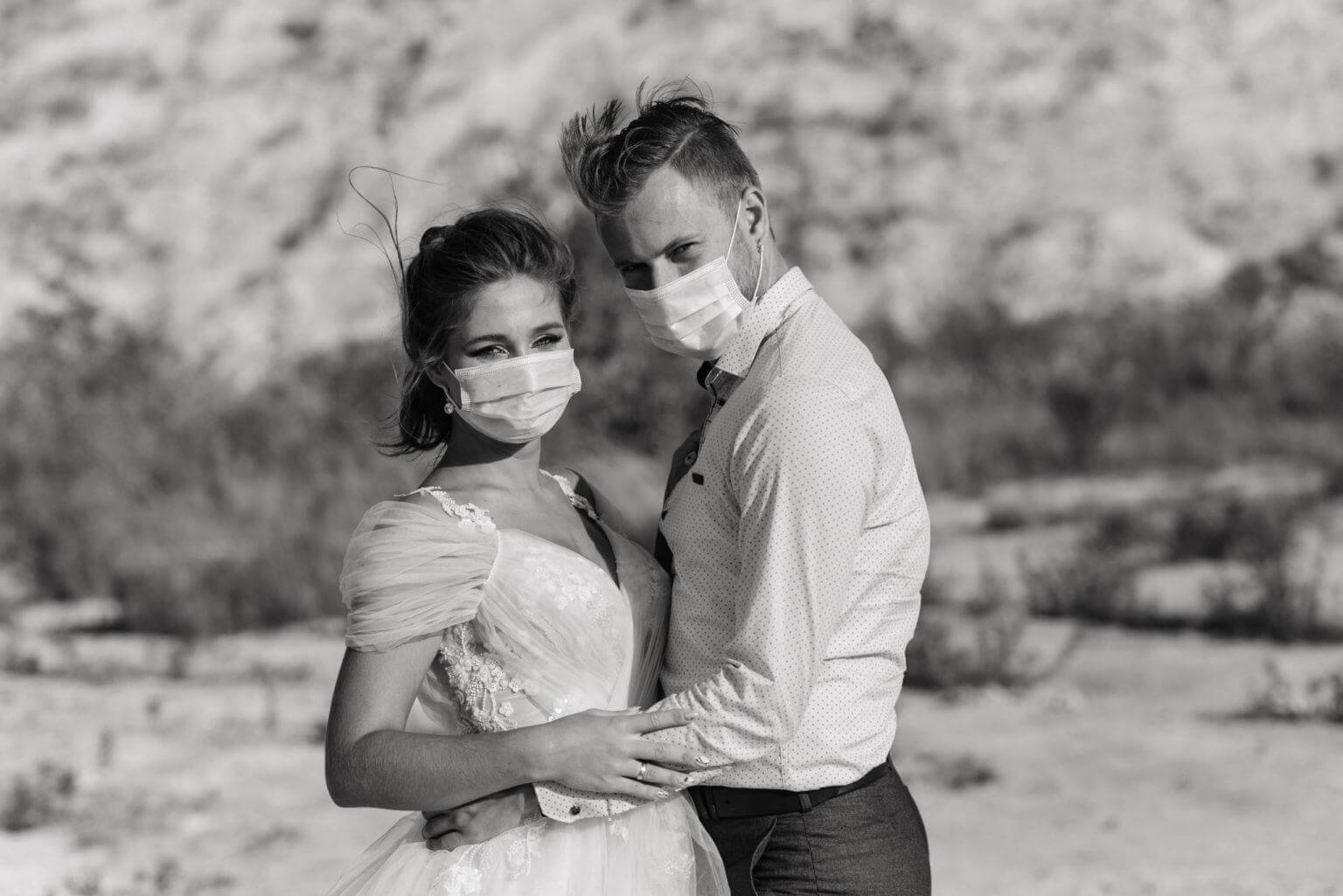 Hochzeit verschieben in Kroatien wegen Corona Brautpaar mit Masken