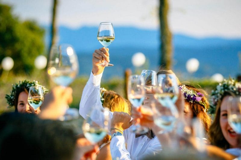 Freie Trauung in Kroatien Hochzeitsessen Gäste heben Gläser