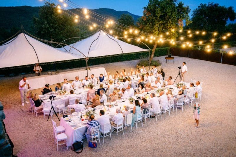 Freie Trauung in Kroatien Hochzeitsgesellschaft unter freiem Himmel