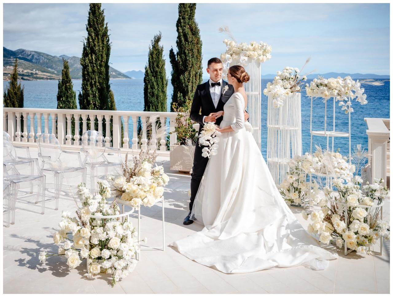 Luxus Hochzeit in weiß Brautpaar nach freier Trauung Wedding Kroatien, wedding in croatia,hochzeitsplanerin kroatien, hochzeit in kroatien