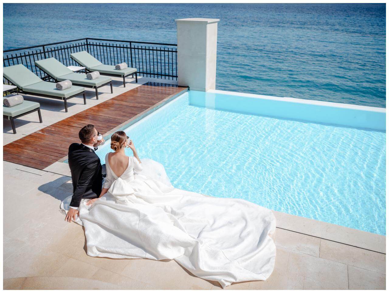 Luxus Hochzeit in weiß Brautpaar am Pool