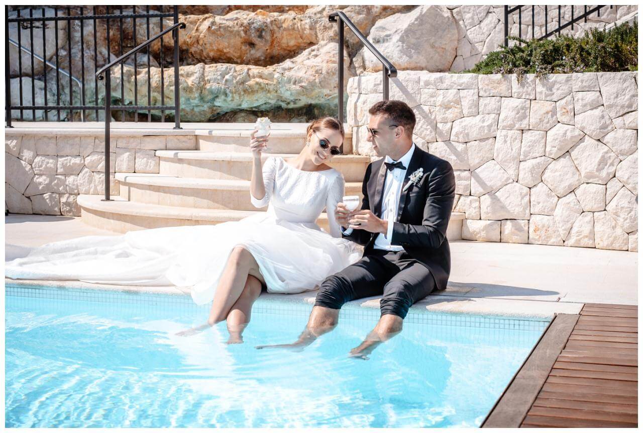 Luxus Hochzeit in weiß Brautpaar am Pool Wedding Kroatien, wedding in croatia,hochzeitsplanerin kroatien, hochzeit in kroatien