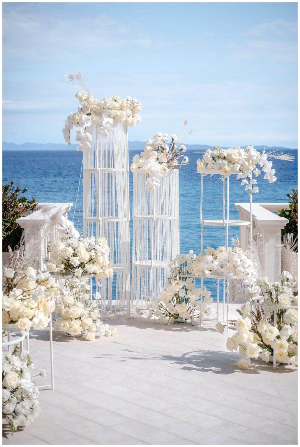 Luxus Hochzeit in weiß Rosen Deko am Meer Wedding Kroatien, wedding in croatia,hochzeitsplanerin kroatien, hochzeit in kroatien