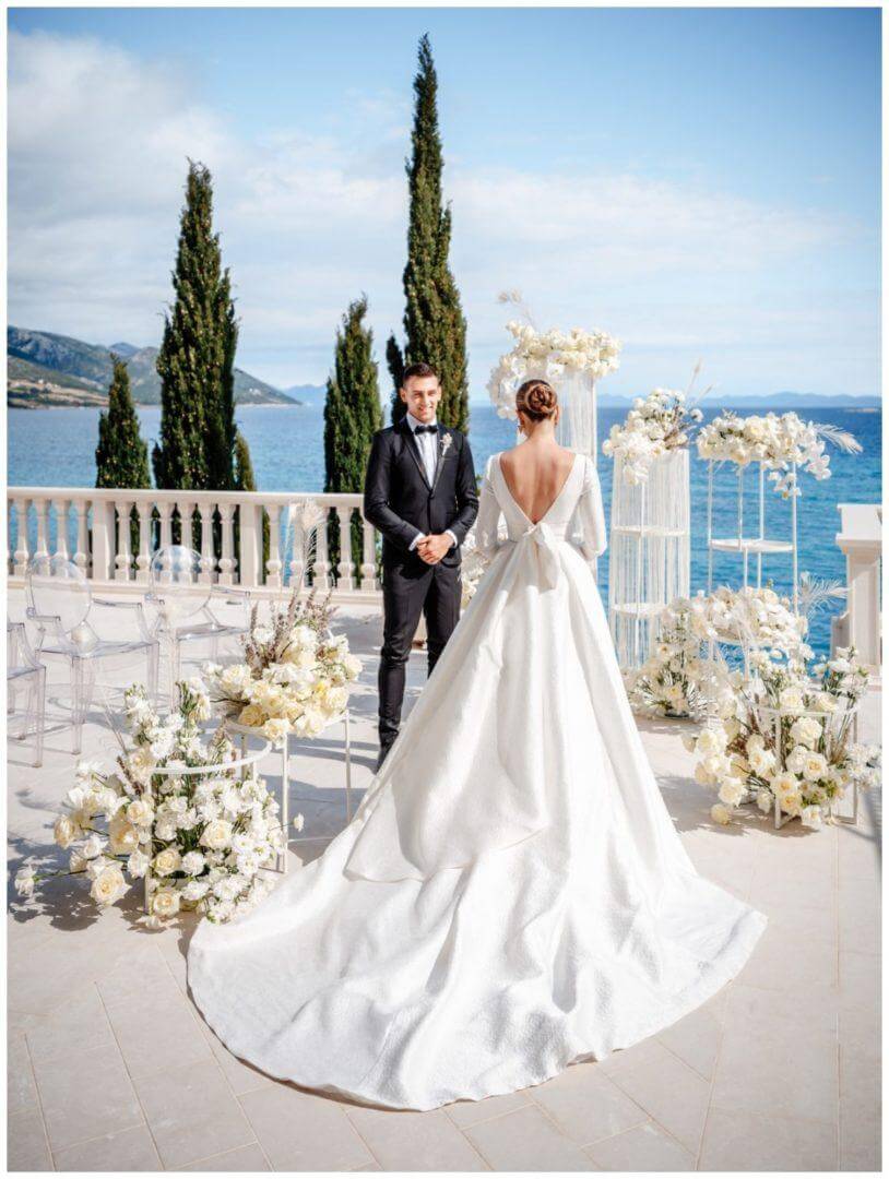 Luxus Hochzeit in weiß Brautpaar bei freier Trauung Wedding Kroatien, wedding in croatia,hochzeitsplanerin kroatien, hochzeit in kroatien
