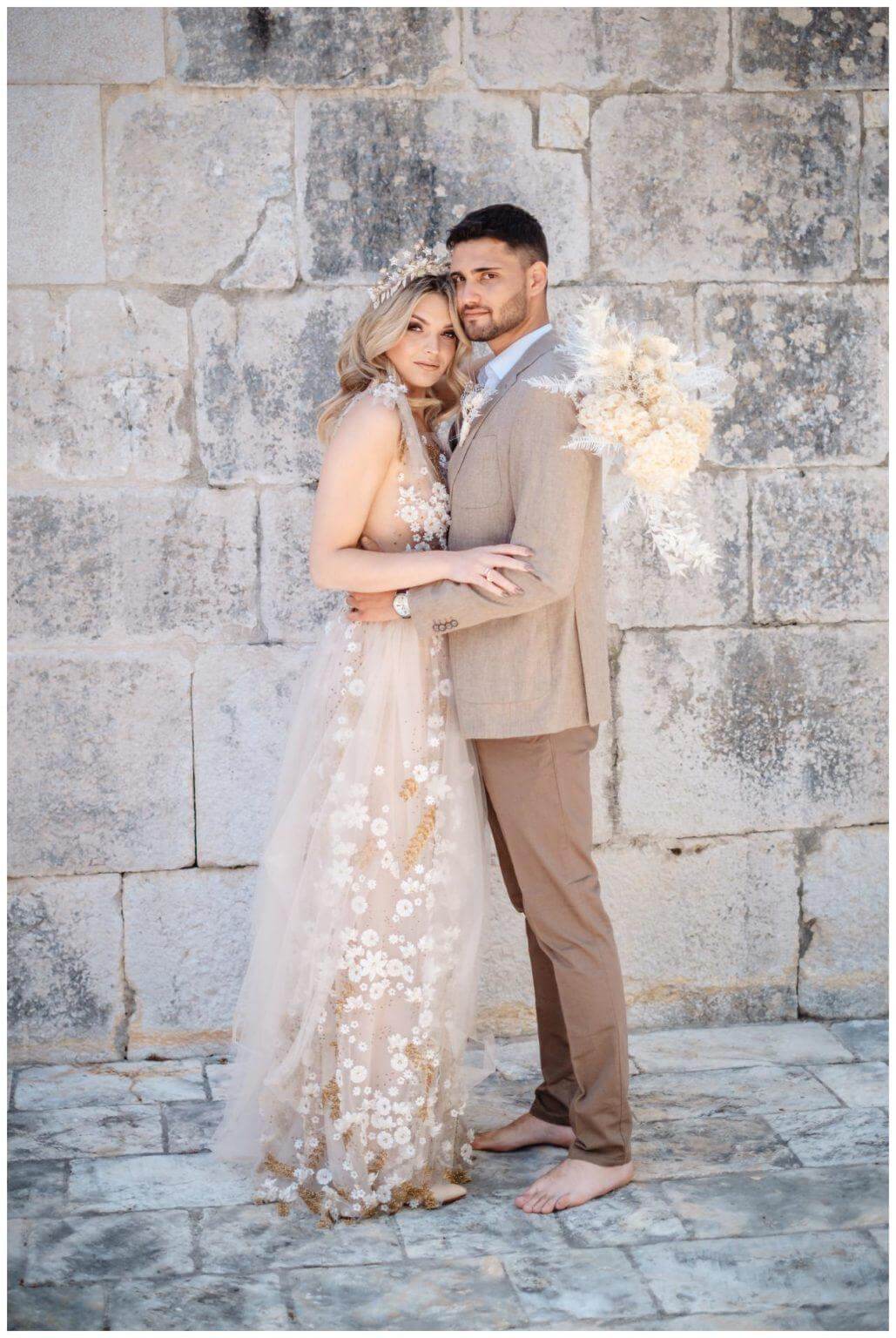 Natürliche Hochzeit in Kroatien Paarshooting Braut und Bräutigam