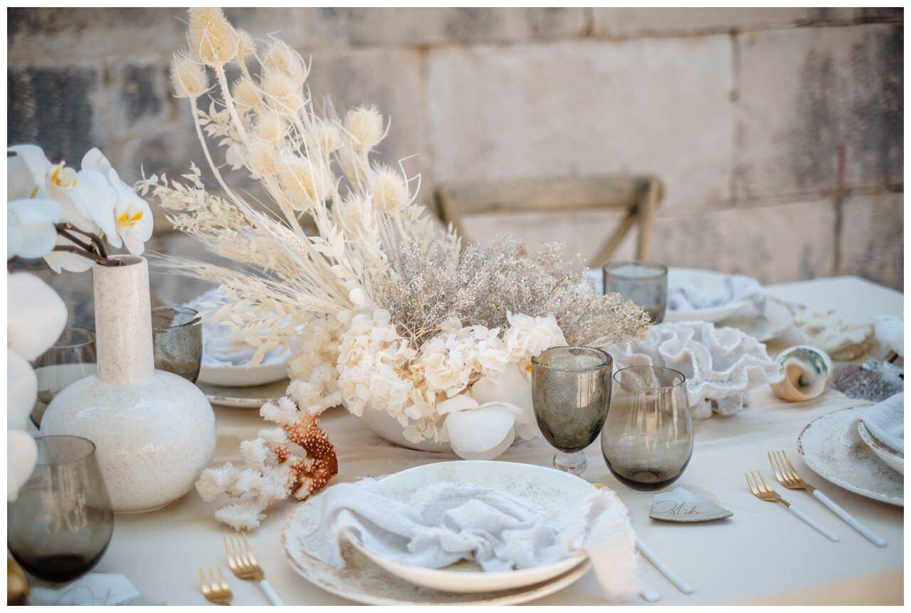Natürliche Hochzeit in Kroatien in weiß mit Trockenblumen und Orchideen als Tischdekoration Wedding Kroatien, wedding in croatia,hochzeitsplanerin kroatien, hochzeit in kroatien