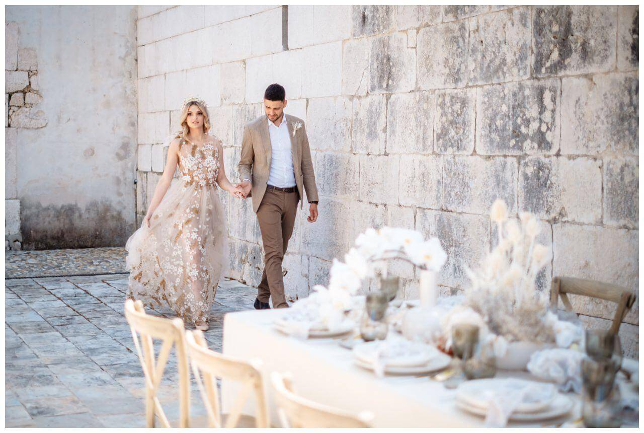 Natürliche Hochzeit in Kroatien Paarshooting Brautstrauß Trockenblumen Wedding Kroatien, wedding in croatia,hochzeitsplanerin kroatien, hochzeit in kroatien