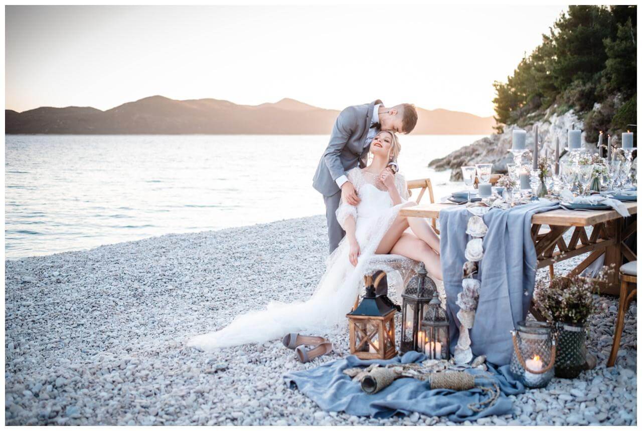 Hochzeit in Kroatien Paarshooting am Meer Brautkleid