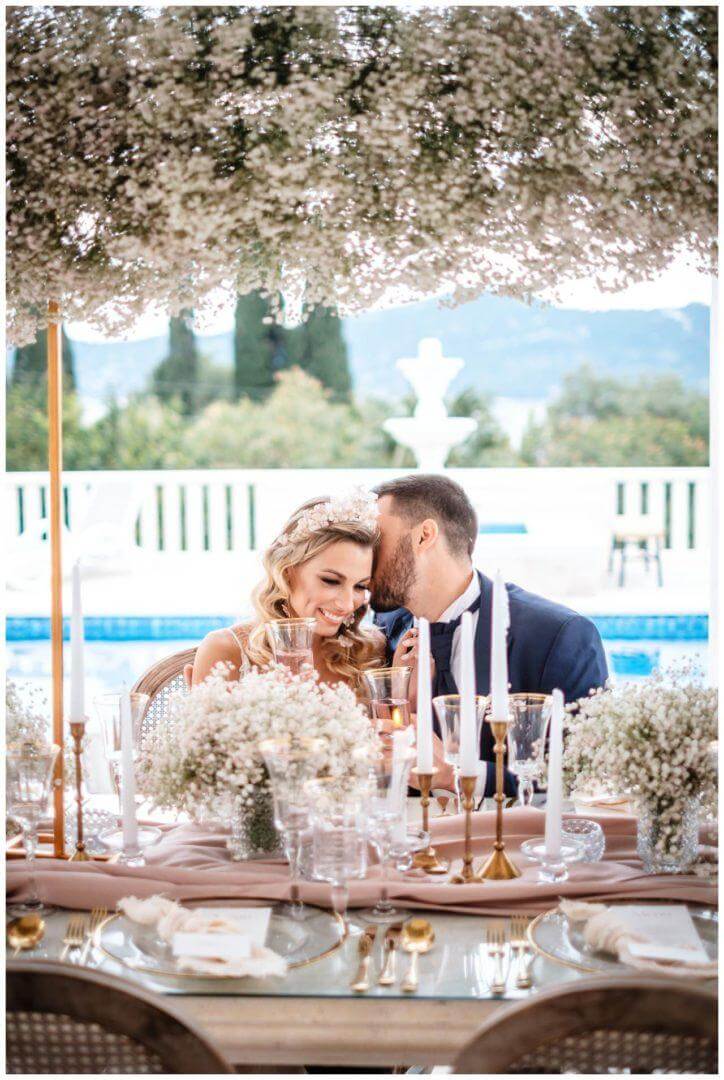 Brautpaar küsst sich mit Schleierkraut Brautstrauß in einer Villa in Kroatien hochkant Wedding Kroatien, wedding in croatia,hochzeitsplanerin kroatien, hochzeit in kroatien
