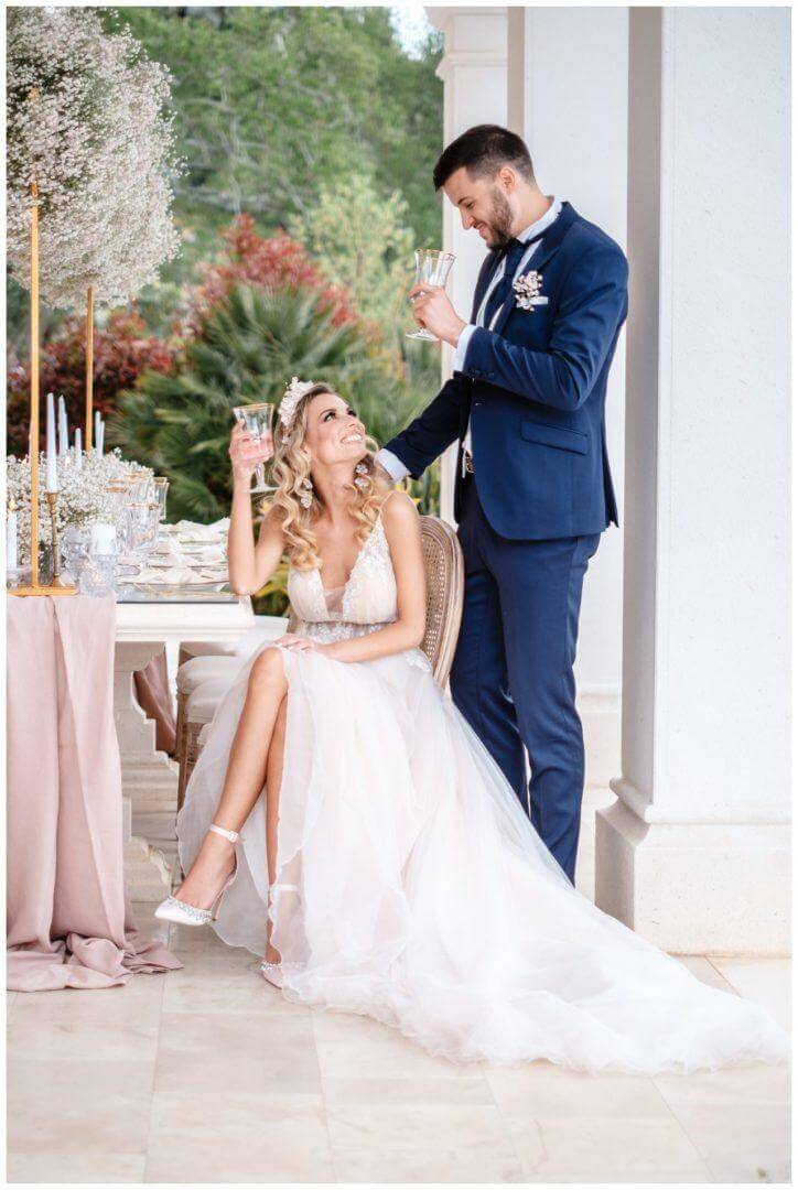 Brautpaar küsst sich mit Schleierkraut Brautstrauß auf Terrasse im Garten einer Villa in Kroatien hochkant Wedding Kroatien, wedding in croatia,hochzeitsplanerin kroatien, hochzeit in kroatien