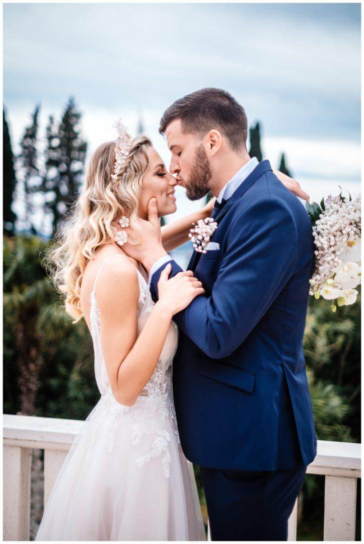 Brautpaar mit Schleierkraut Brautstrauß auf Terrasse im Garten einer Villa in Kroatien hochkant Wedding Kroatien, wedding in croatia,hochzeitsplanerin kroatien, hochzeit in kroatien