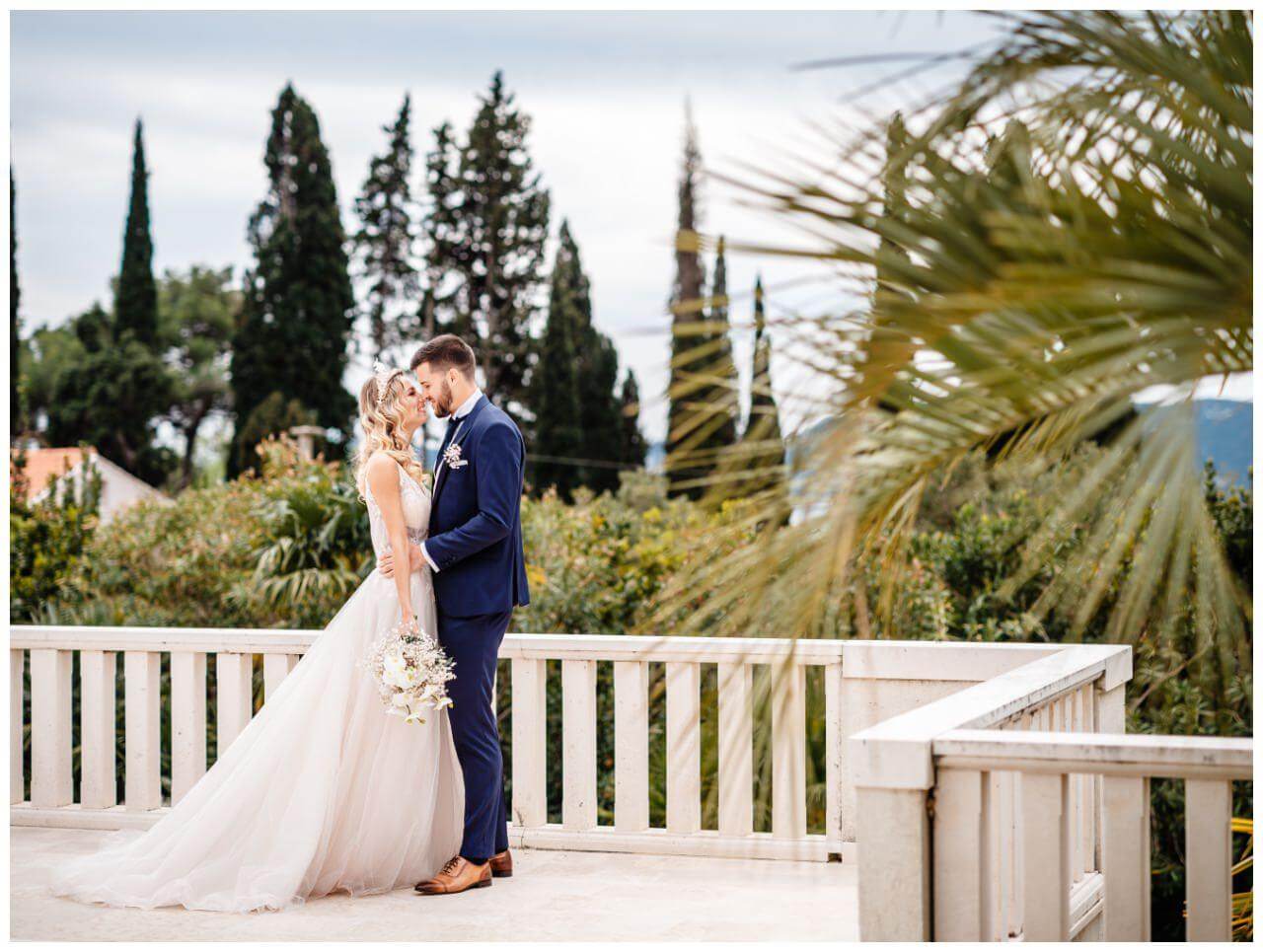 Brautpaar mit Schleierkraut Brautstrauß auf Terrasse im Garten einer Villa in Kroatien Wedding Kroatien, wedding in croatia,hochzeitsplanerin kroatien, hochzeit in kroatien