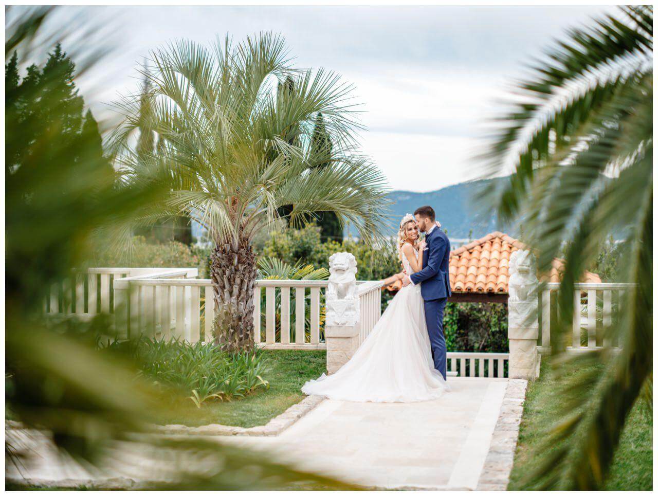 Brautpaar zwischen Palmen im Garten einer Villa in Kroatien Wedding Kroatien, wedding in croatia,hochzeitsplanerin kroatien, hochzeit in kroatien