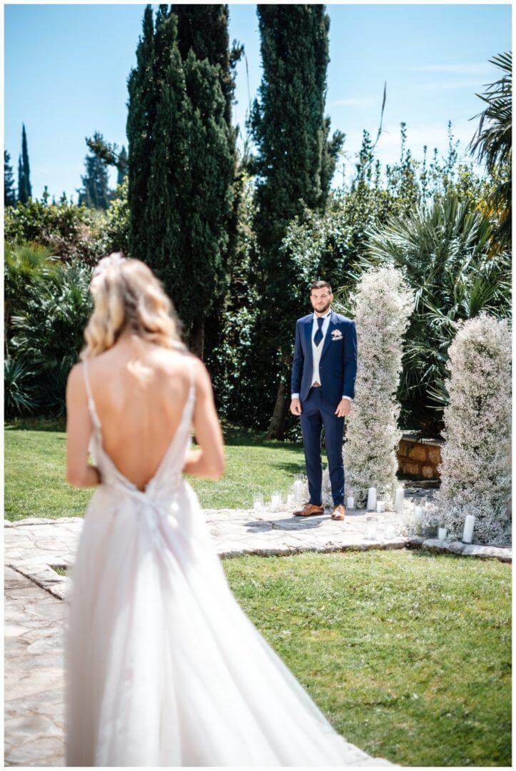 Bräutigam erwartet Braut bei Einzug in Kroatien mit Schleierkraut Wedding Kroatien, wedding in croatia,hochzeitsplanerin kroatien, hochzeit in kroatien