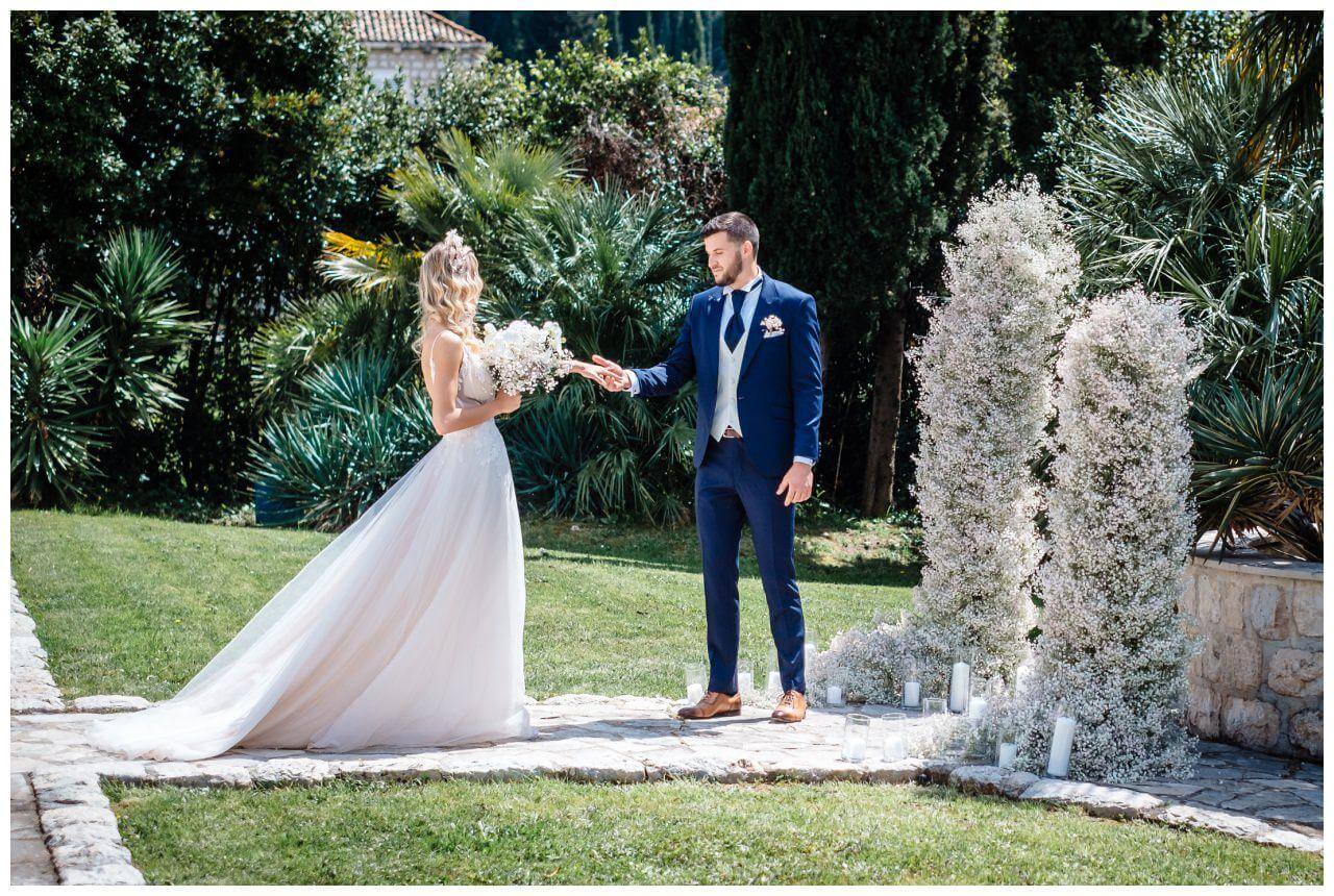 Einzug der Braut in Kroatien mit Schleierkraut Wedding Kroatien, wedding in croatia,hochzeitsplanerin kroatien, hochzeit in kroatien