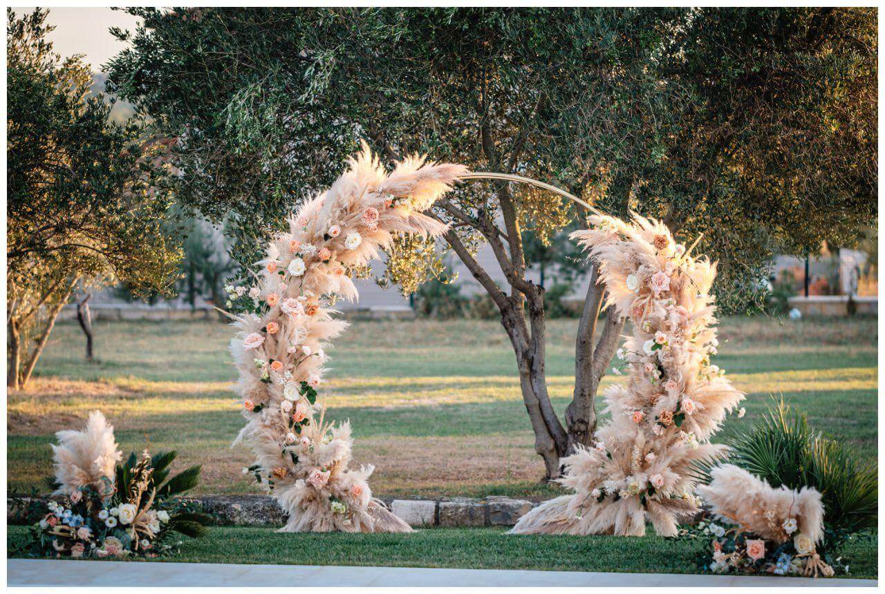 Hochzeit in Kroatien Traubogen mit Pampasgras, Rosen und Trockenblumen