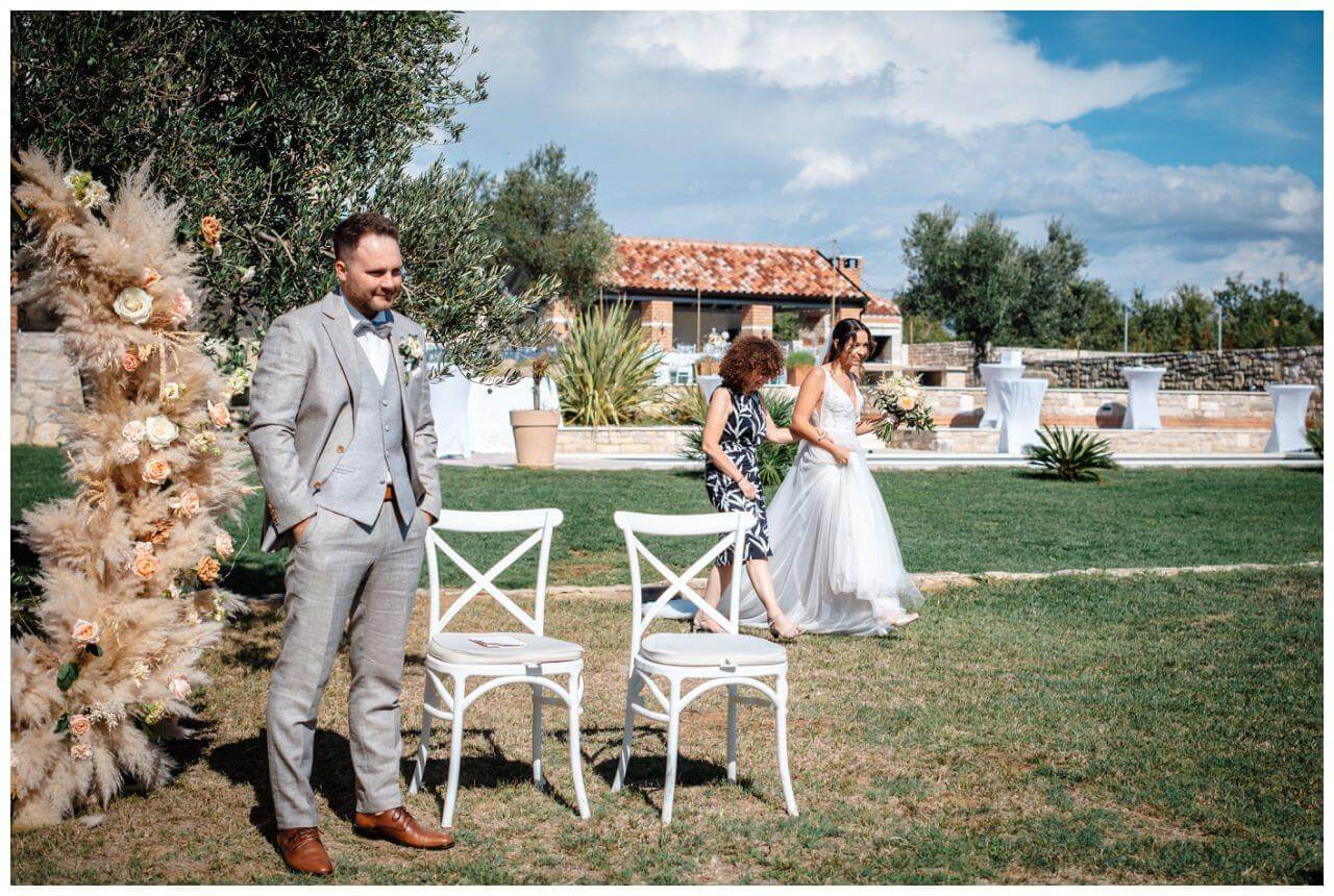 Hochzeit in Kroatien Brautpaar vor Traubogen