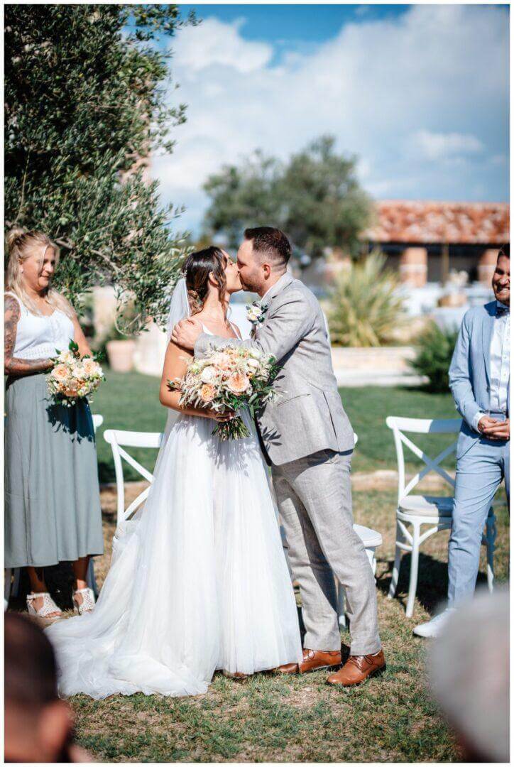 Hochzeit in Kroatien Kuss vom Brautpaar