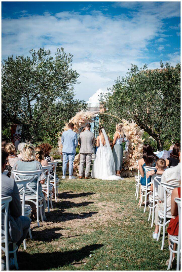 Hochzeit in Kroatien Brautpaar vor Traubogen bei Trauung