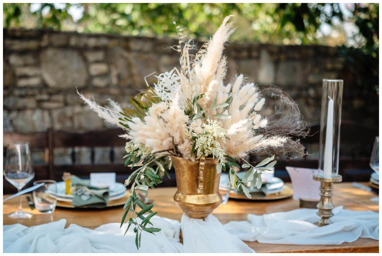 Blumendekoration Pampasgras in gold mit Kerzen Wedding Kroatien, wedding in croatia,hochzeitsplanerin kroatien, hochzeit in kroatien