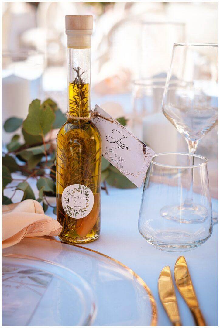 Gastgeschenke auf Tischen bei Hochzeit in Kroatien Olivenöl Wedding Kroatien, wedding in croatia,hochzeitsplanerin kroatien, hochzeit in kroatien