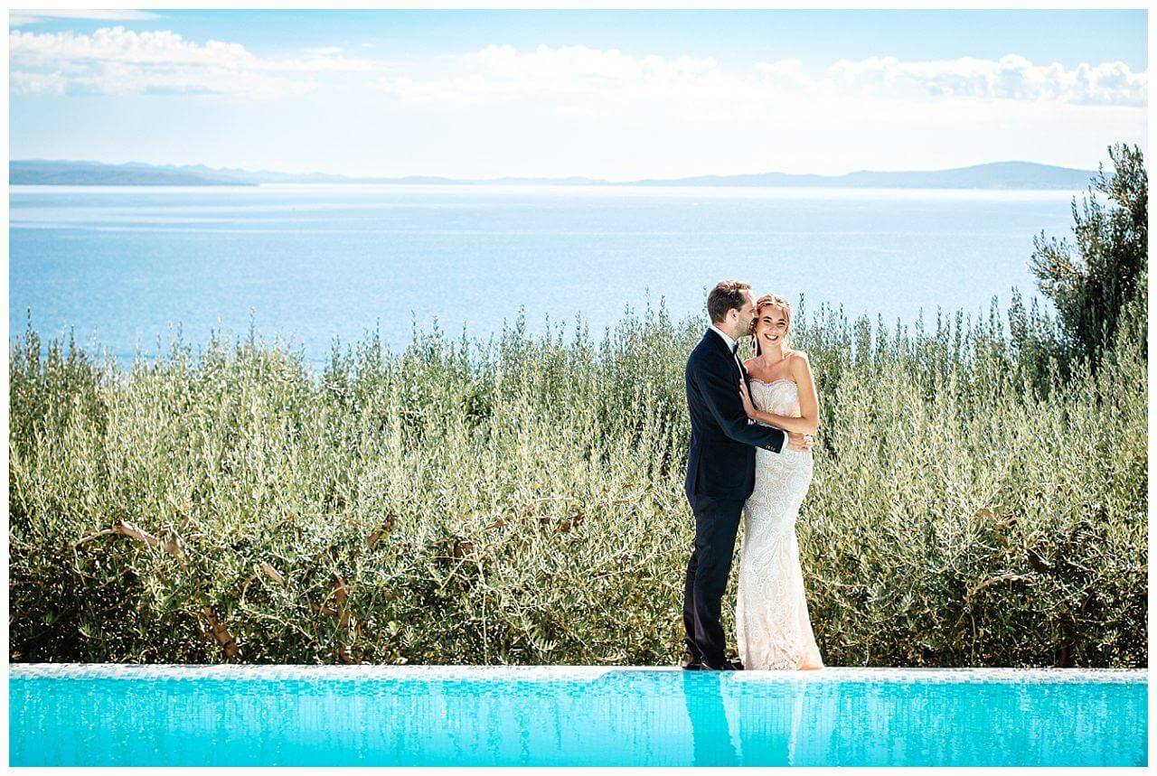 Brautpaar am Pool vor Meer Palmen Kroatien Wedding Kroatien, wedding in croatia,hochzeitsplanerin kroatien, hochzeit in kroatien