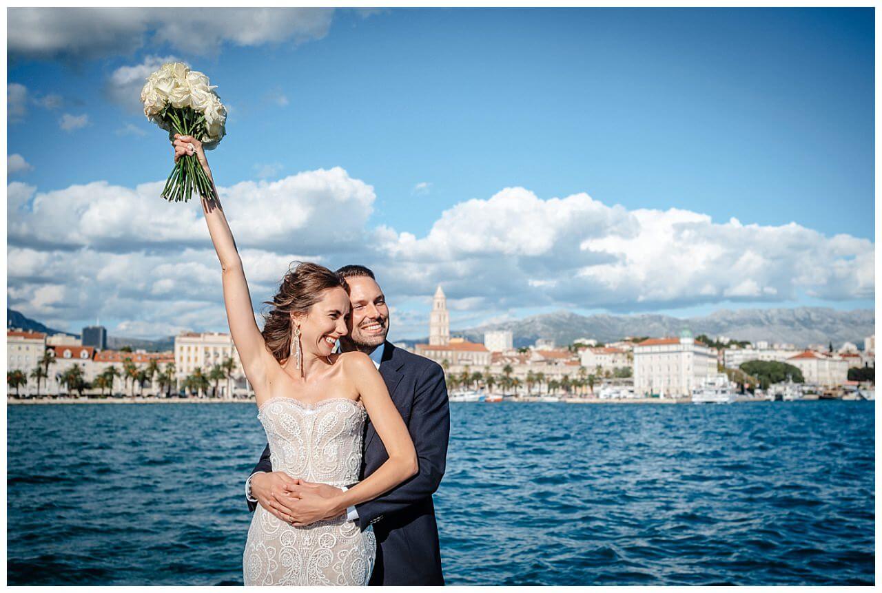 Brautpaar auf Boot lachend Real Wedding Kroatien, wedding in croatia,hochzeitsplanerin kroatien, hochzeit in kroatien