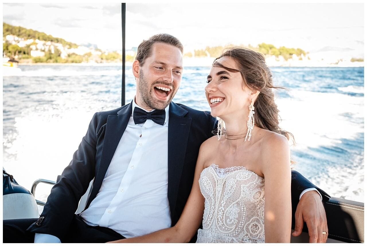 Brautpaar auf Boot lachend Real Wedding Kroatien, wedding in croatia,hochzeitsplanerin kroatien, hochzeit in kroatien