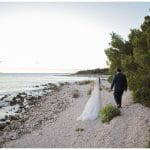 Brautpaar am Meer bei ihrer Hochzeit neben alten Leuchtturm in Kroatien