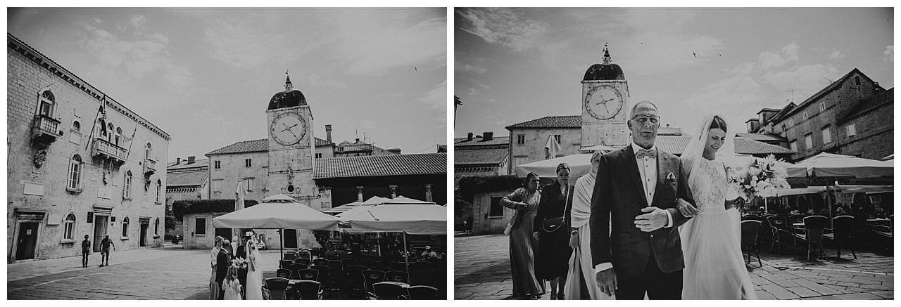 Braut und Vater an einer Kirche in schwarz weiß in Kroatien in der Stadt Split