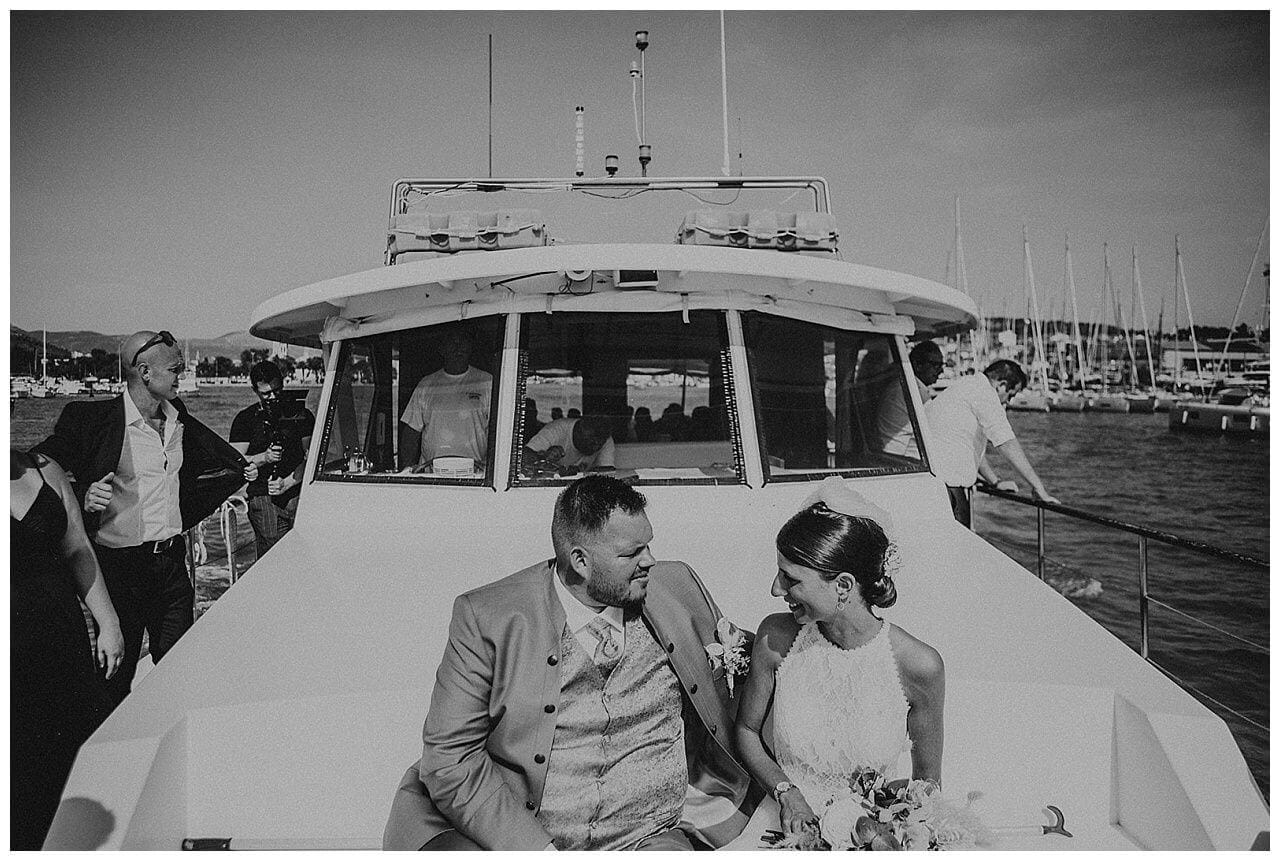 Brautpaar und Gäste schwarz weiß auf Boot in Split in Kroatien