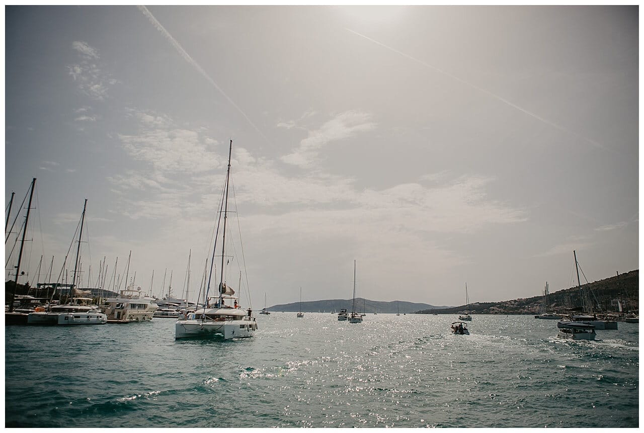 Segelbote an der Küste von Split in Kroatien