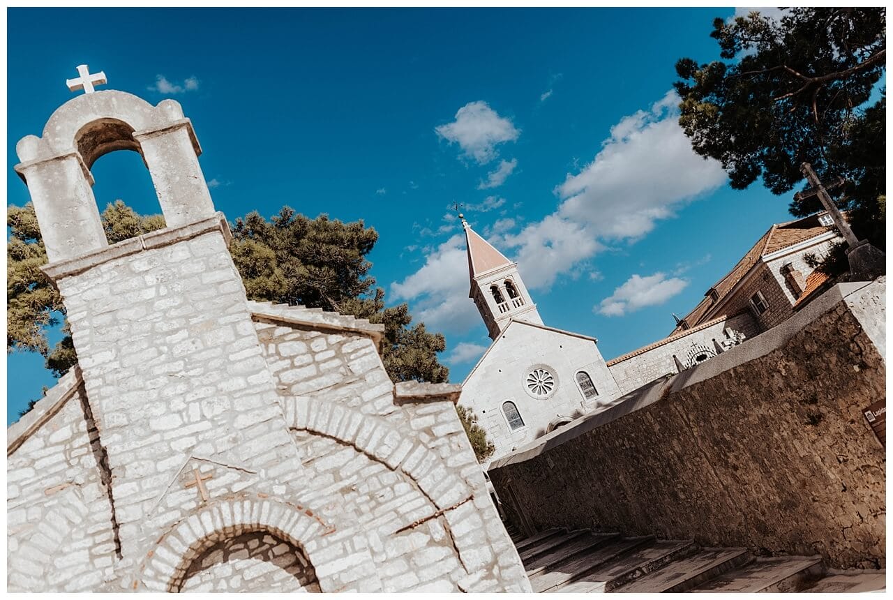 Kirche bei einer Hochzeit auf der Insel Brac in Kroatien