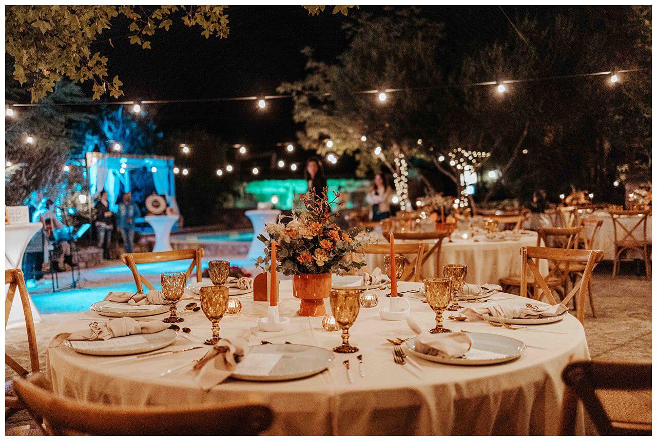 Tischdekoration in creme weiß hell blau und neutral orange und braunen gläsern bei einer Hochzeit auf der Insel Brac in Kroatien