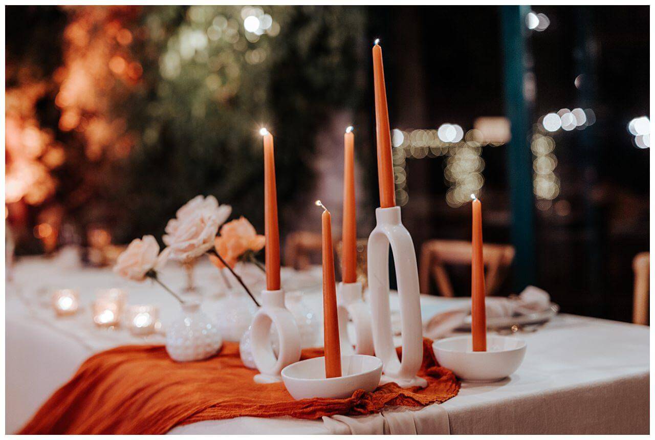 rote Kerzen in weißen Kerzenhalter bei einer Hochzeit auf der Insel Brac in Kroatien