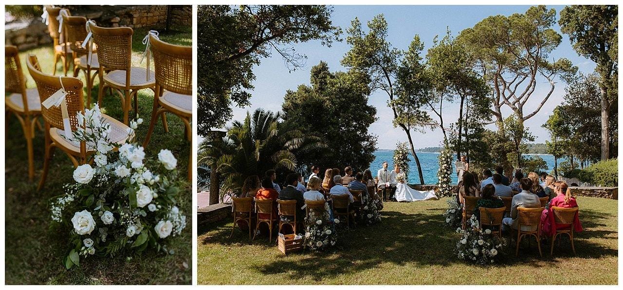 Brautpaar bei Freie Trauung mit Blick aufs Meer und weiße Rosen Dekorationen bei ihrer Hochzeit in Istrien Kroatien