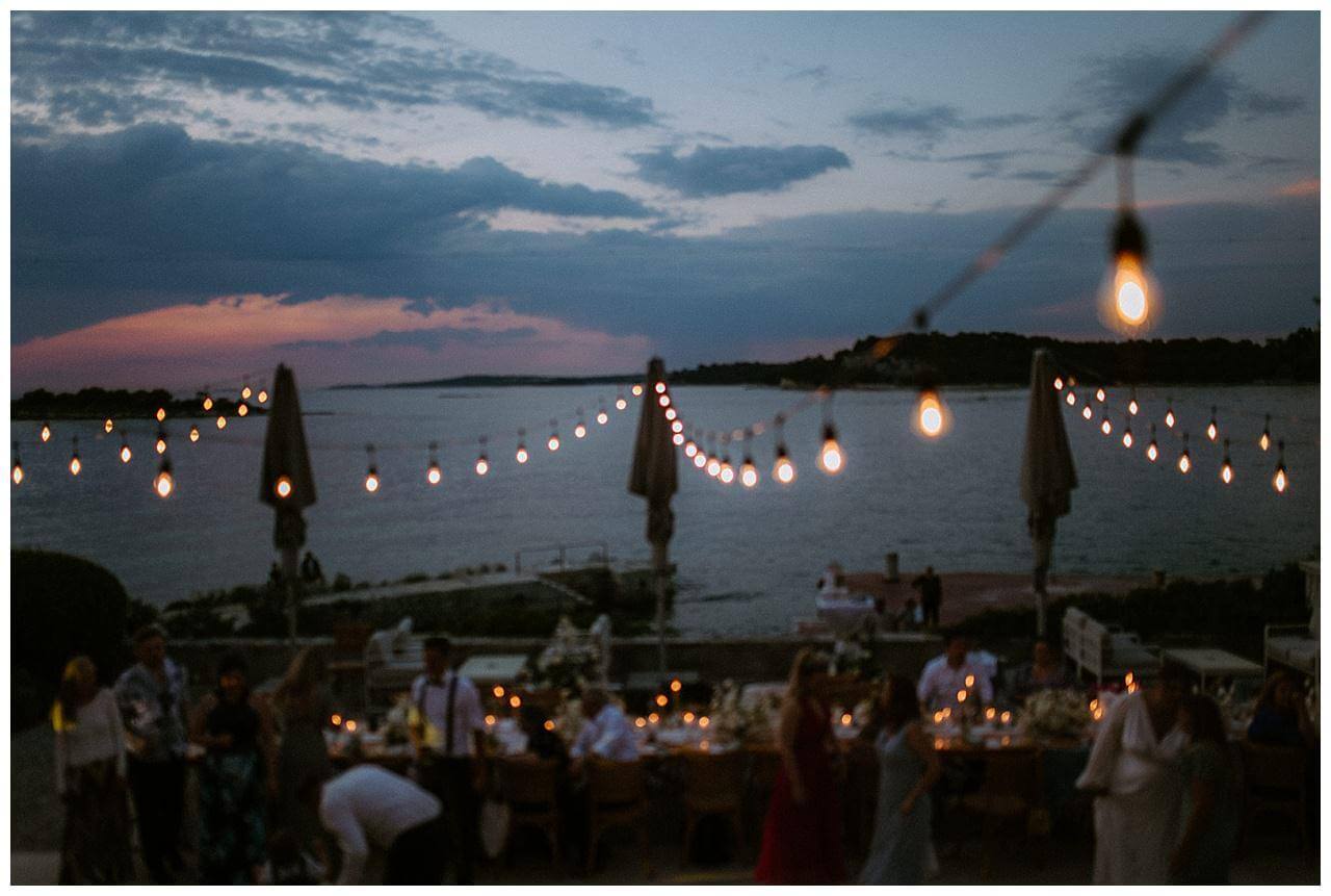 after wedding party am Abend mit Blick aufs Meer und Lichterketten bei einer Hochzeit in Istrien Kroatien