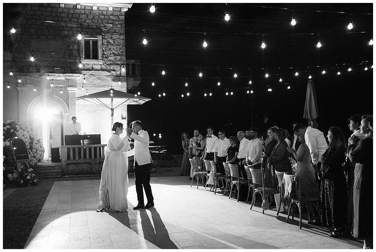 Brautpaar bei after wedding party am Tanzen mit live DJ schwarz weiß bei ihrer Hochzeit in Istrien Kroatien