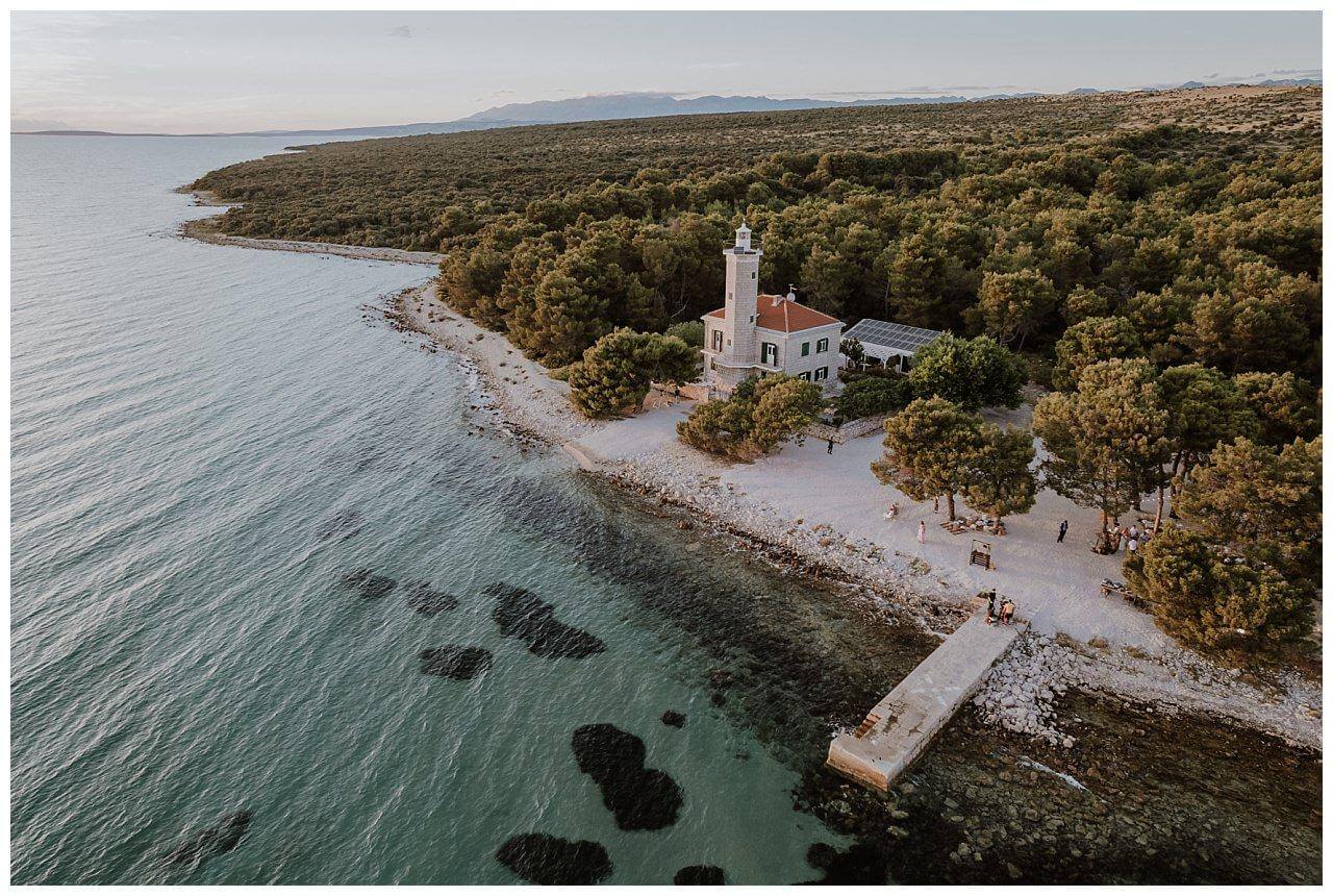 Strandhochzeit in der nähe von einem Leuchtturm in Kroatien