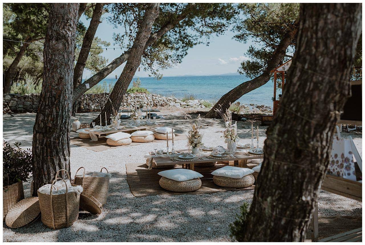 Tischdekoration in beige für eine Strandhochzeit in der nähe eines Leuchtturms in Kroatien