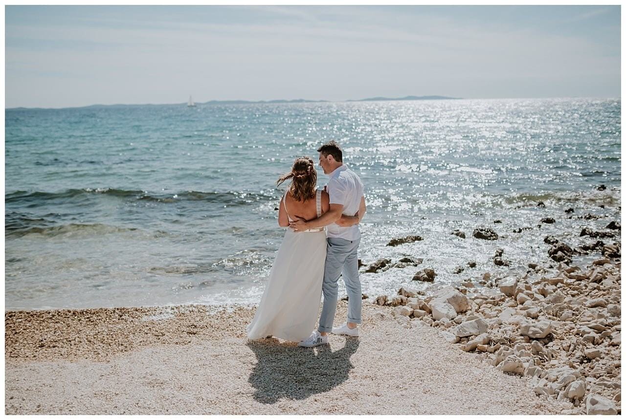 Brautpaar am Strand bei ihrer Hochzeit in Kroatien