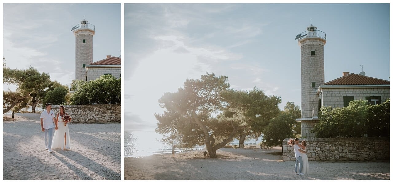 Brautpaar am Stand neben einen Leuchtturm bei Ihrer Strandhochzeit in Kroatien